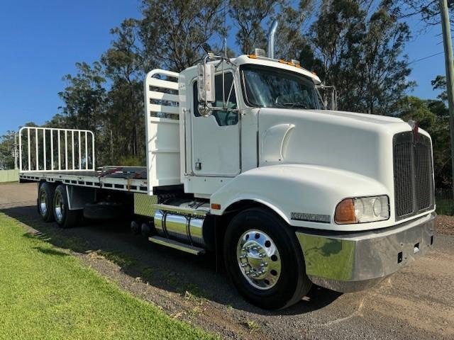 2004 Kenworth T401, Cat C12, 18Sp Manual