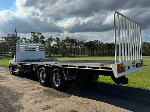 2004 Kenworth T401, Cat C12, 18Sp Manual