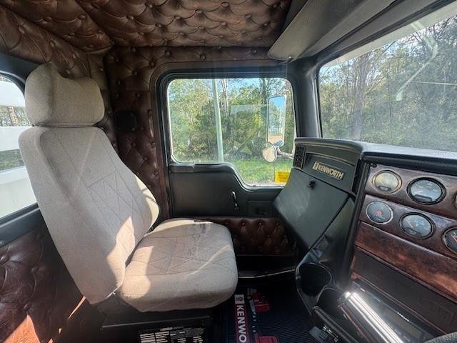 2004 Kenworth T401, Cat C12, 18Sp Manual