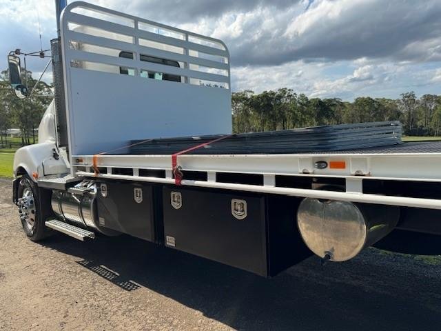 2004 Kenworth T401, Cat C12, 18Sp Manual