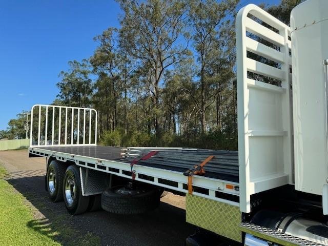 2004 Kenworth T401, Cat C12, 18Sp Manual