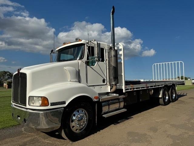 2004 Kenworth T401, Cat C12, 18Sp Manual
