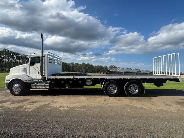 2004 Kenworth T401, Cat C12, 18Sp Manual