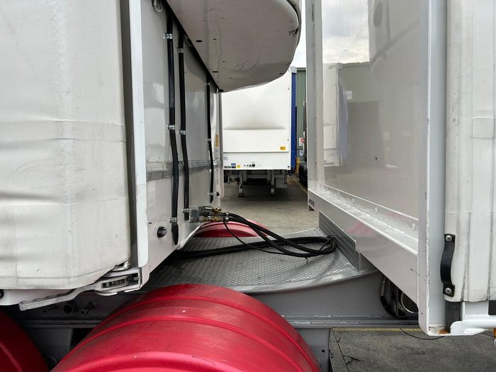 2005 Maxitrans St3 34 Pallet Refrigerated B Double