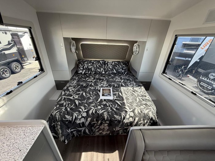 2025 Platinum 196 Cxr Cafe Dinette