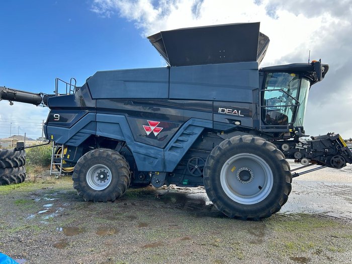 2019 Massey Ferguson 9 Harvester & 2022 Fendt 40' Powerflow Front
