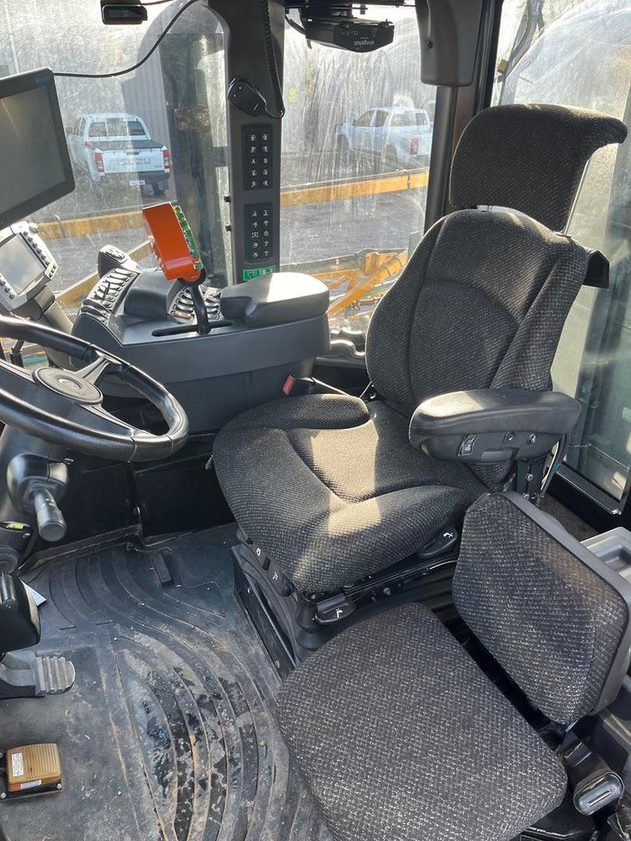 2013 Rogator 1300 Self-Propelled Sprayer