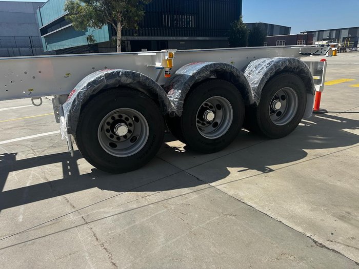 2025 CIMC 40' Skel With 3 Way Twist Locks - A Double Compliant