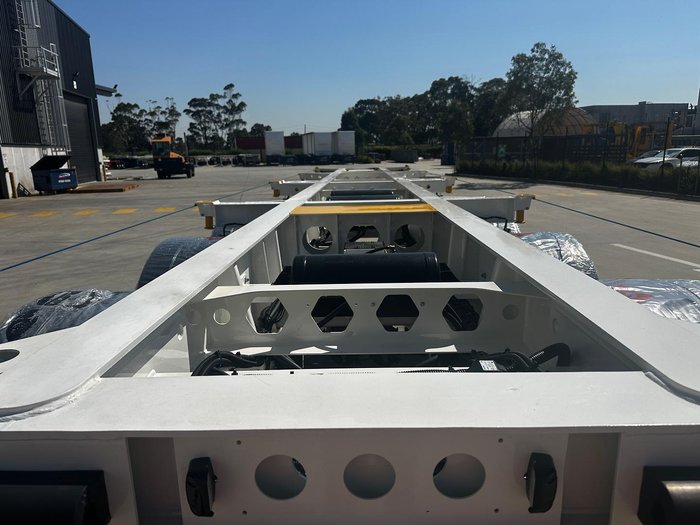 2025 CIMC 40' Skel With 3 Way Twist Locks - A Double Compliant