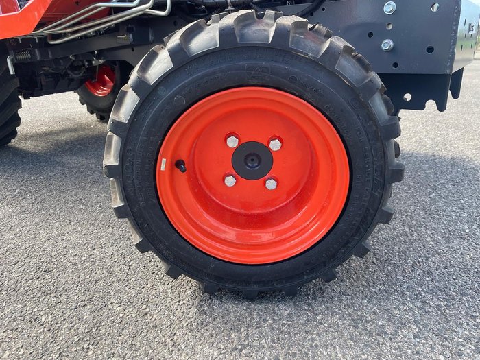 Kubota Bx2380 23Hp Hst Rops Tractor