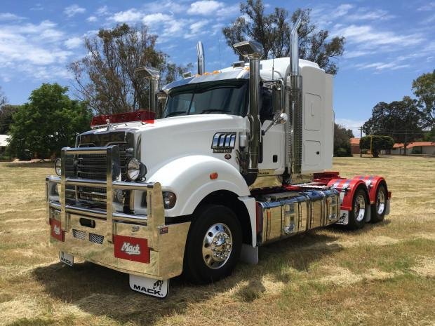 2025 Mack Super-Liner White