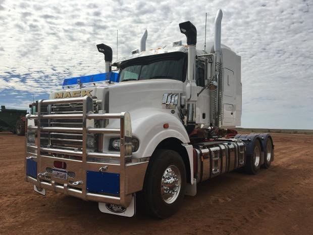 2025 Mack Super-Liner White