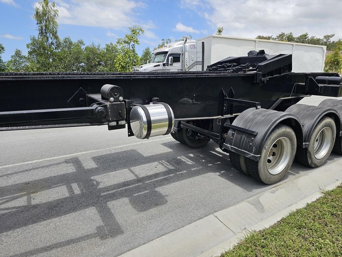 2008 Moore 36 Hooklift Stable Tip Black