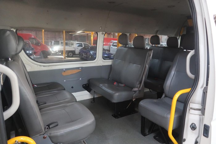 2006 Toyota Hiace Commuter TRH223R French Vanilla