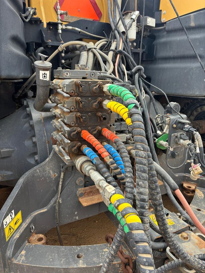 2015 Challenger Mt875e