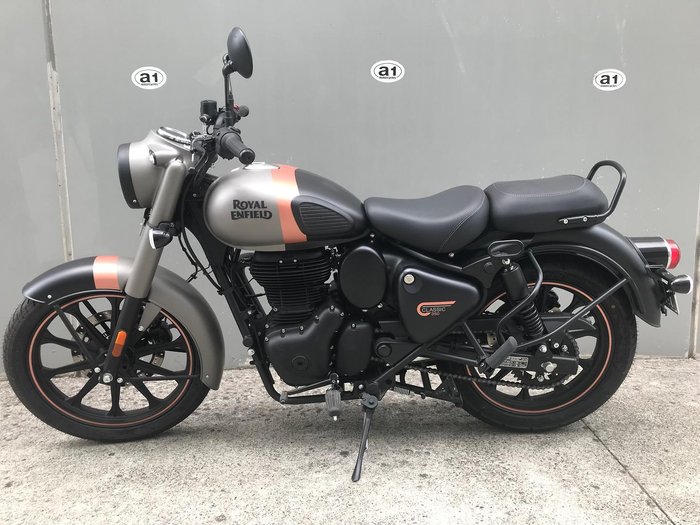 2025 Royal Enfield Classic 350 Dark