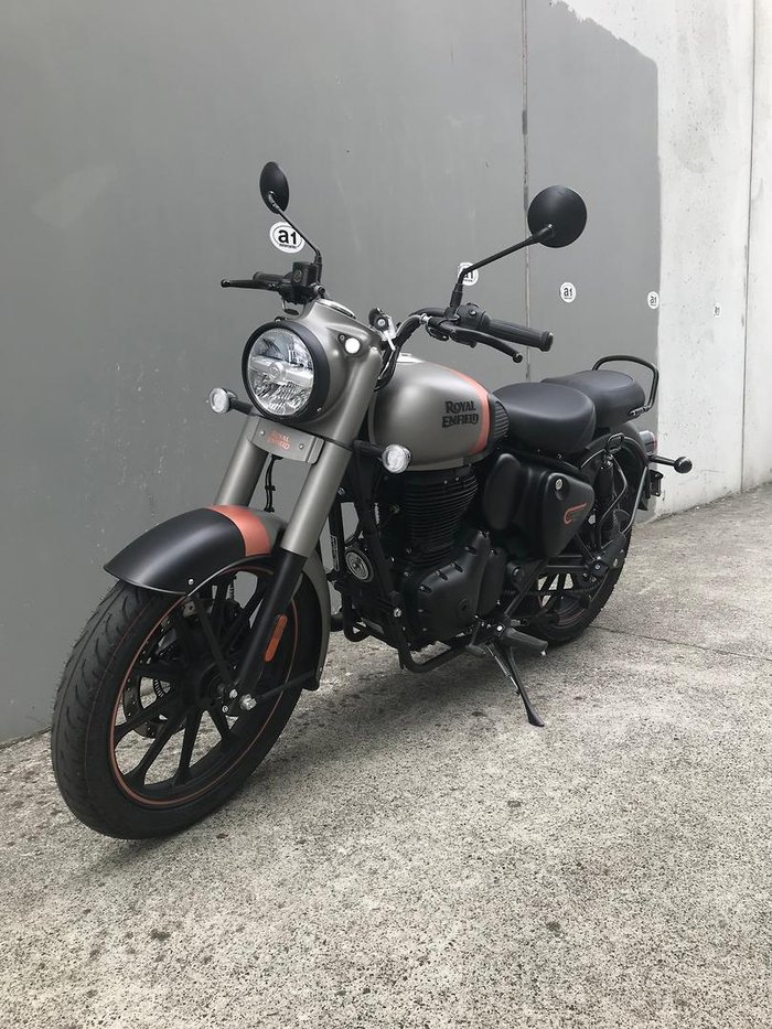 2025 Royal Enfield Classic 350 Dark