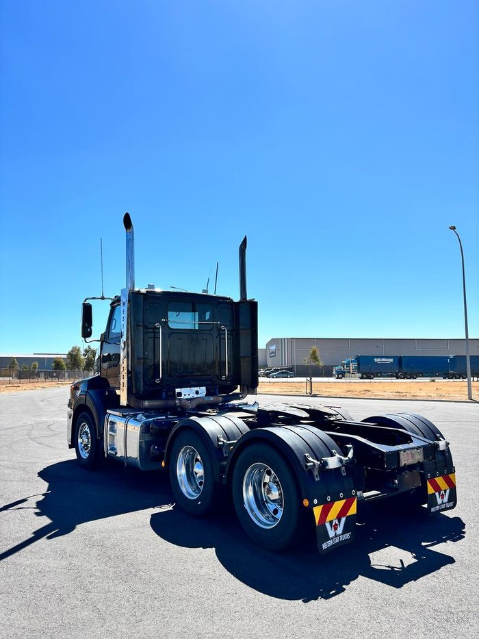 2017 Western Star 5800 Series 5864SS Black