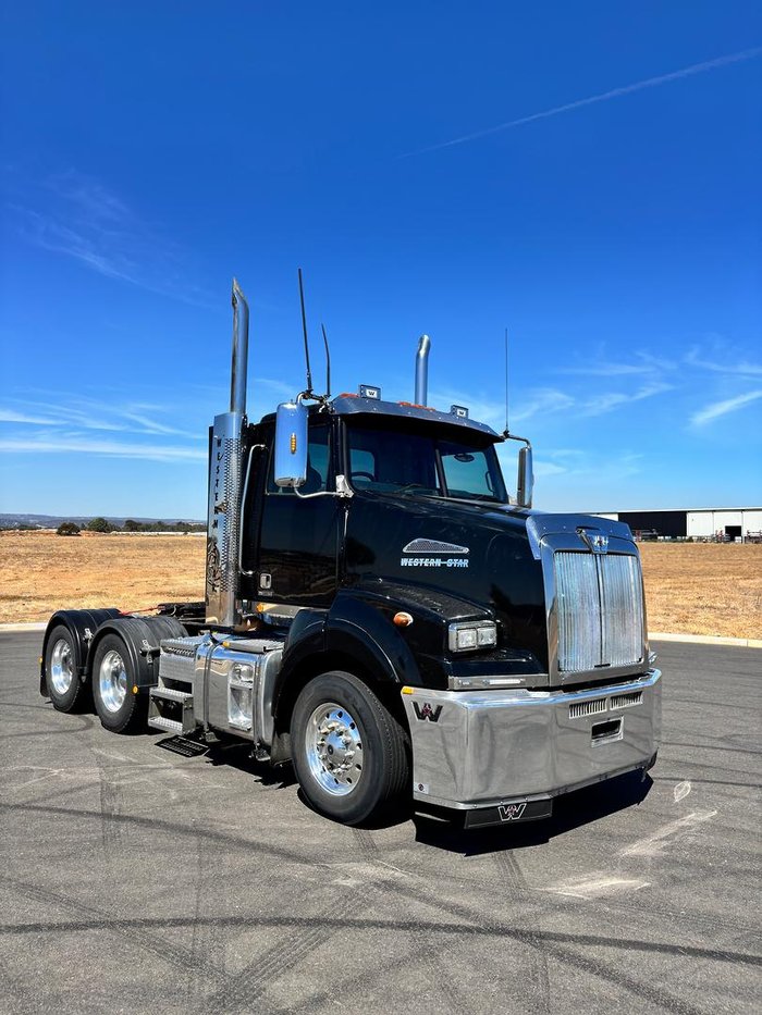 2017 Western Star 5800 Series 5864SS Black