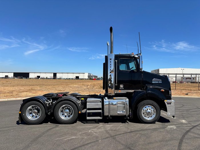 2017 Western Star 5800 Series 5864SS Black