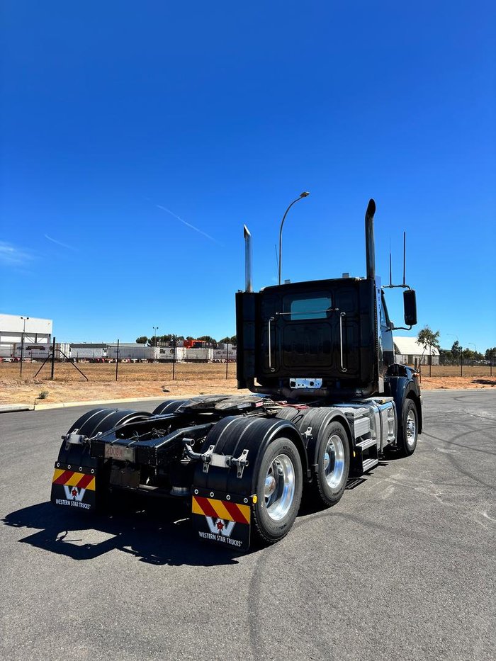 2017 Western Star 5800 Series 5864SS Black
