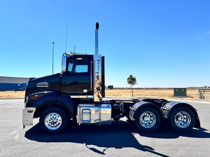 2017 Western Star 5800 Series 5864SS Black