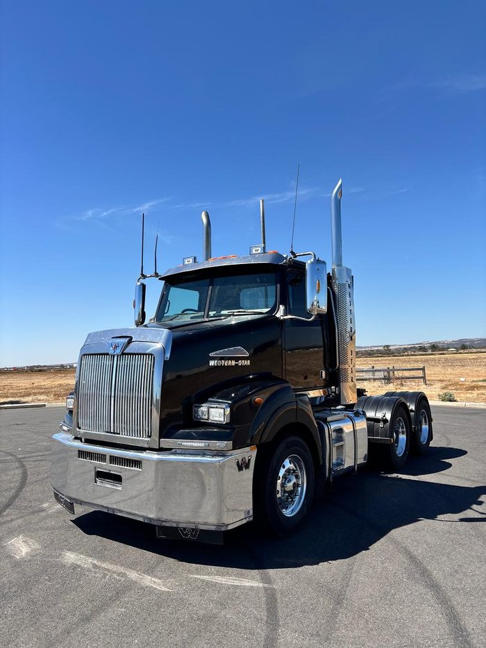 2017 Western Star 5800 Series 5864SS Black