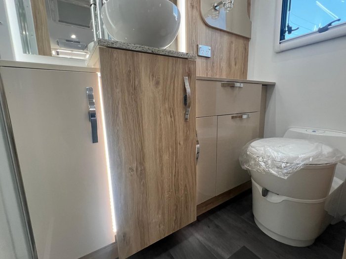 2025 Avan Ovation M9