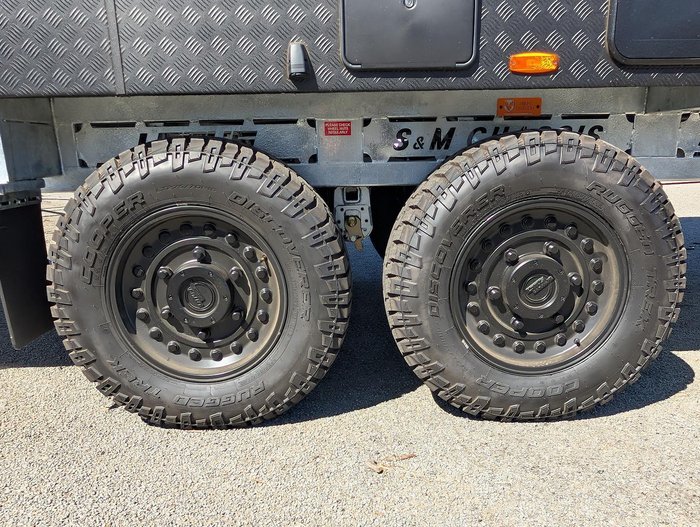 2025 Lotus Caravans 22' Rear Club Trooper
