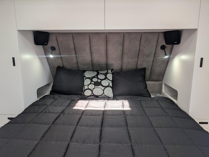 2025 Lotus Caravans 22' Sprint Rear Club