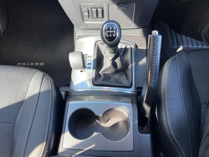 2013 Mitsubishi Pajero VR-X