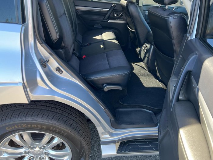 2013 Mitsubishi Pajero VR-X