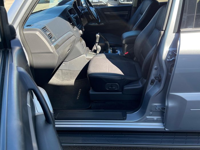 2013 Mitsubishi Pajero VR-X