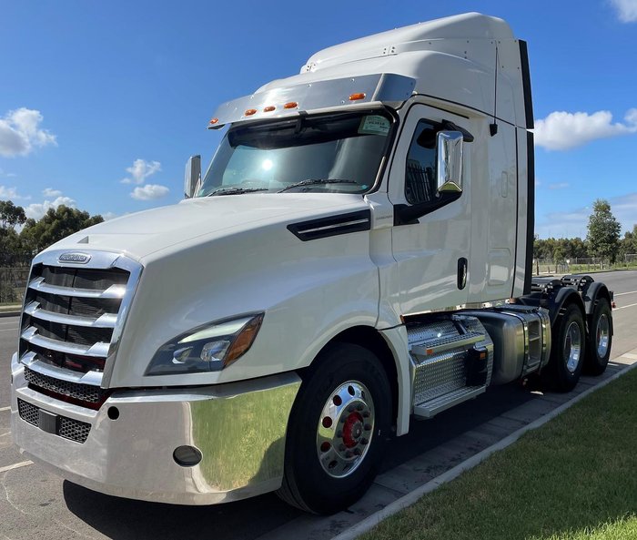 2025 Freightliner Cascadia 126 White