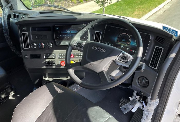 2025 Freightliner Cascadia 126 White