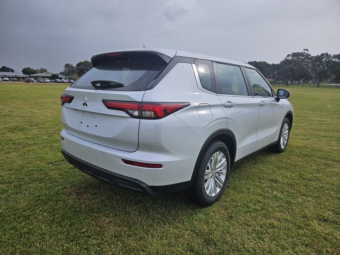 2024 Mitsubishi Outlander ES