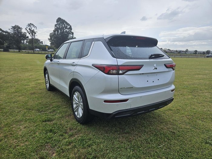 2024 Mitsubishi Outlander ES