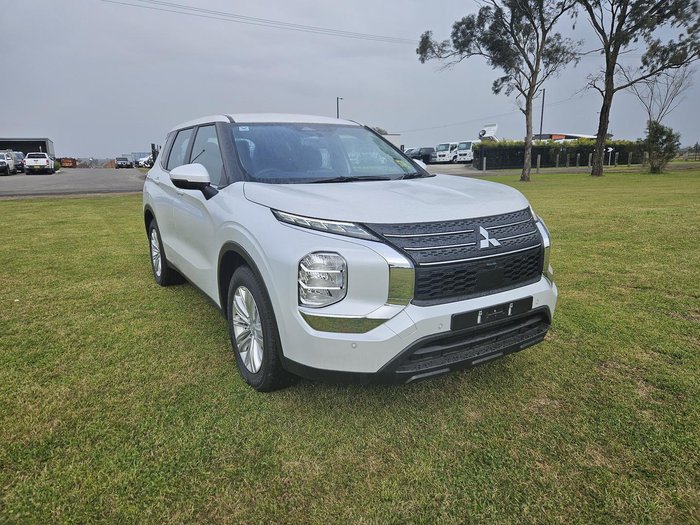 2024 Mitsubishi Outlander ES