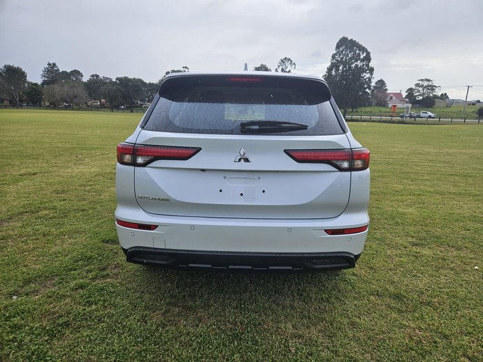 2024 Mitsubishi Outlander ES