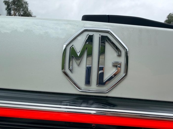 2025 MG HS Essence AS33 MY25 Pearl White
