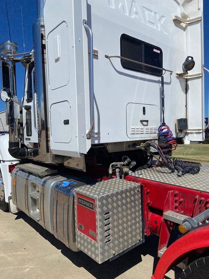 2017 Mack Trident White