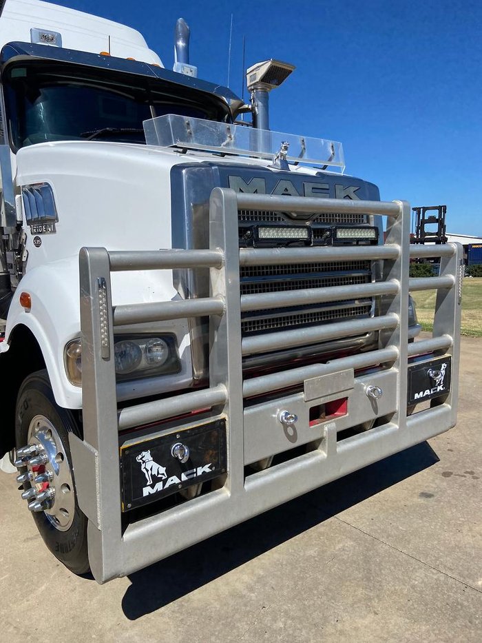 2017 Mack Trident White