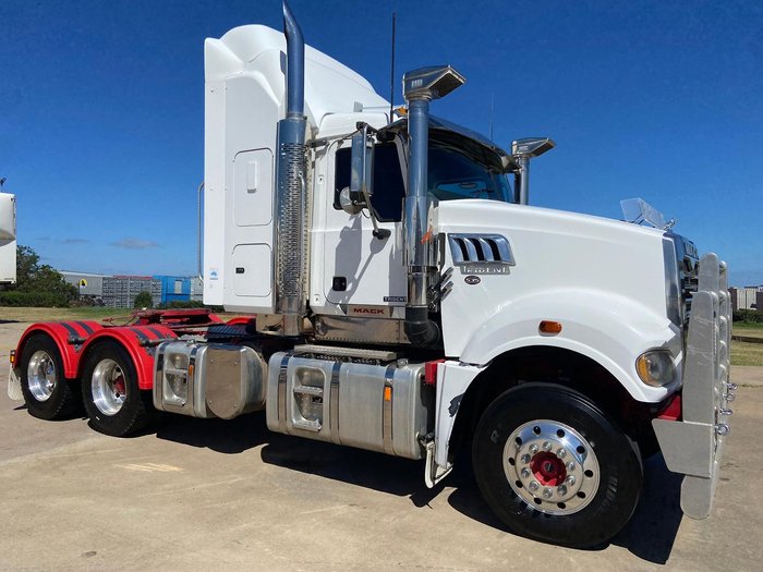 2017 Mack Trident White