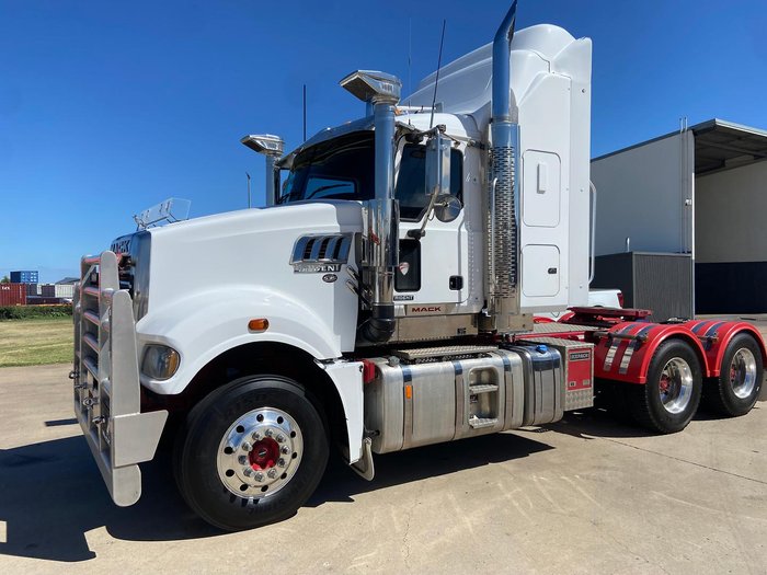 2017 Mack Trident White