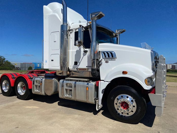 2017 Mack Trident White