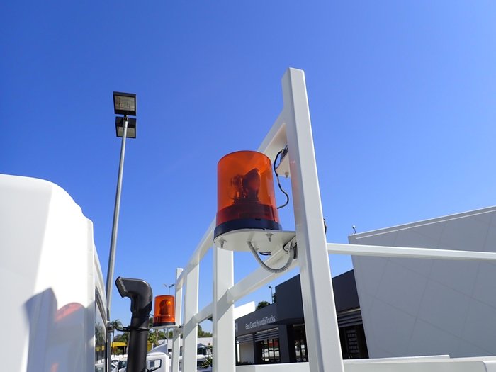 2015 MITSUBISHI FIGHTER 1024 WHITE