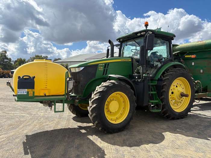 2019 John Deere 7210R Green