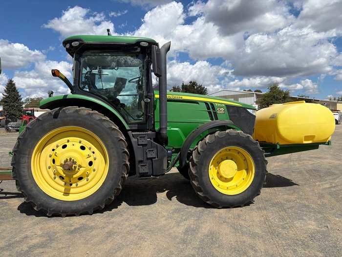 2019 John Deere 7210R Green