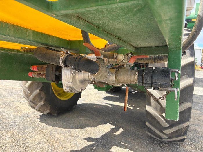 2019 John Deere 7210R Green
