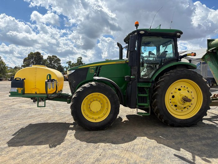 2019 John Deere 7210R Green